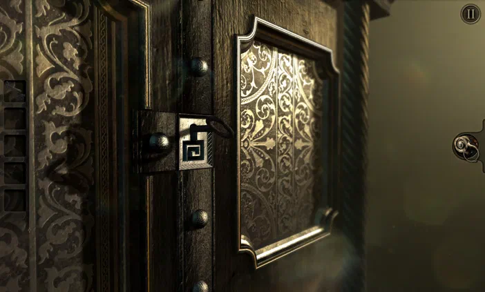 Sérum d'un jeu de puzzle dans The Room : une serrure ornée et des motifs gravés sur du bois sombre.