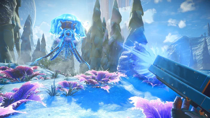 Capture d'écran du jeu No Man's Sky montrant un paysage extraterrestre avec une créature bleue géante et des plantes violettes sous la lumière.