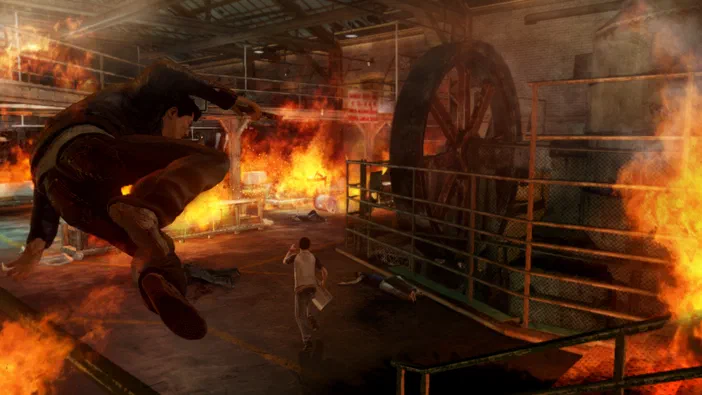 Dans le jeu Sleeping Dogs, un personnage saute au-dessus d'un autre dans une usine en feu.
