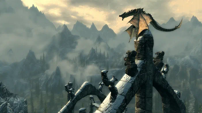 Dans The Elder Scrolls V: Skyrim, une dragonne se tient sur un rocher au sommet d'une structure en pierre dans un paysage montagneux brumeux.