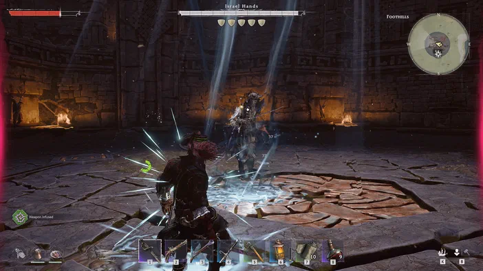 Dans le jeu vidéo Windrose, un personnage affronte l'ennemi 'Israel Hands' dans une salle souterraine en pierre éclairée par des faisceaux de lumière.