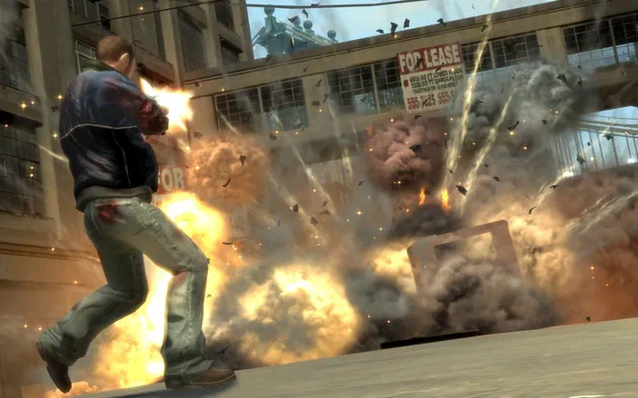 Dans Grand Theft Auto IV, un personnage court devant une explosion massive dans une rue urbaine.