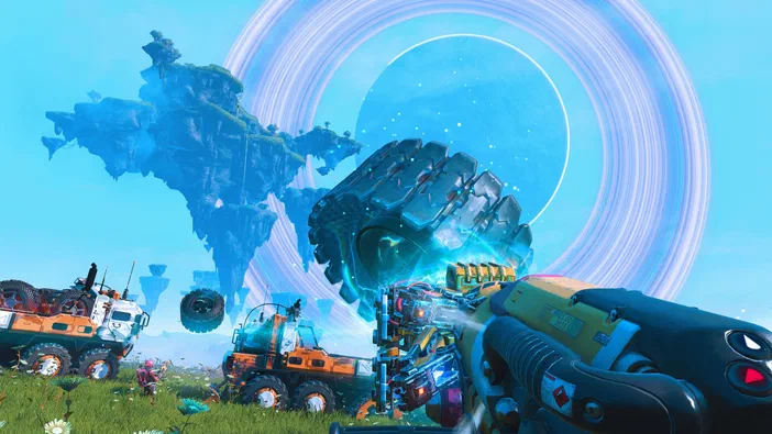 Capture d'écran du jeu vidéo No Man's Sky montrant un paysage extraterrestre avec des véhicules orange et une arme à la première personne devant un portail lumineux.