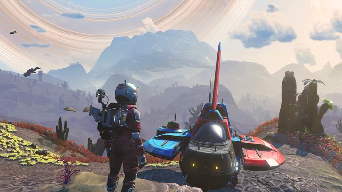 Dans le jeu vidéo No Man's Sky, un personnage en combinaison spatiale se tient à côté d'un vaisseau sur une planète aux montagnes et cactus sous un ciel avec des anneaux.