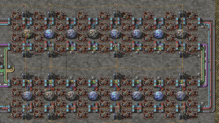 Vue d'un jeu de stratégie Factorio montrant une base industrielle complexe avec des usines et des lignes de production.
